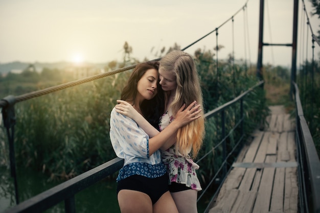 Pareja De Lesbianas Juntos Al Aire Libre Concepto Foto Premium