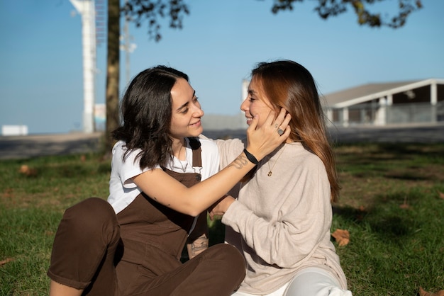 Pareja De Lesbianas Pasar Tiempo Juntos Al Aire Libre Foto Gratis 