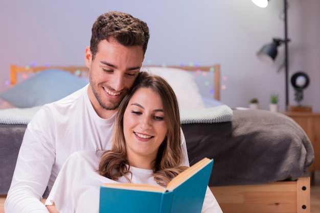 Pareja leyendo en su habitación Foto gratis