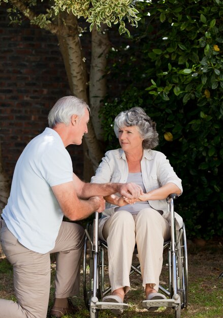 Pareja Madura En El Jardín Foto Premium 