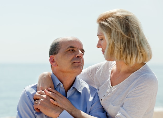 Pareja madura juntos en el mar Foto Gratis