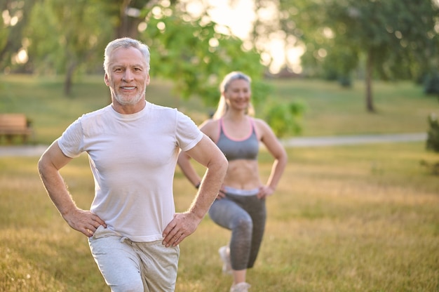 Una Pareja De Mediana Edad Haciendo Ejercicio En El Parque Foto Premium