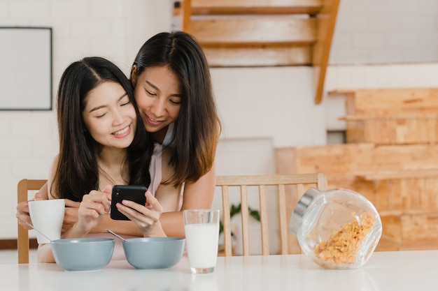 Pareja De Mujeres Lgbtq Lesbianas Asiticas Desayuna En Casa Foto Gratis