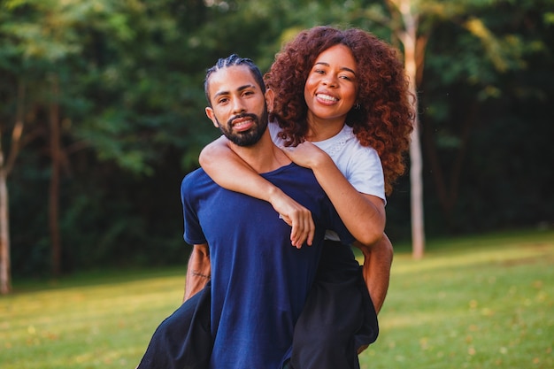 Pareja Negra En El Parque Enamorado Apasionada Pareja De Enamorados