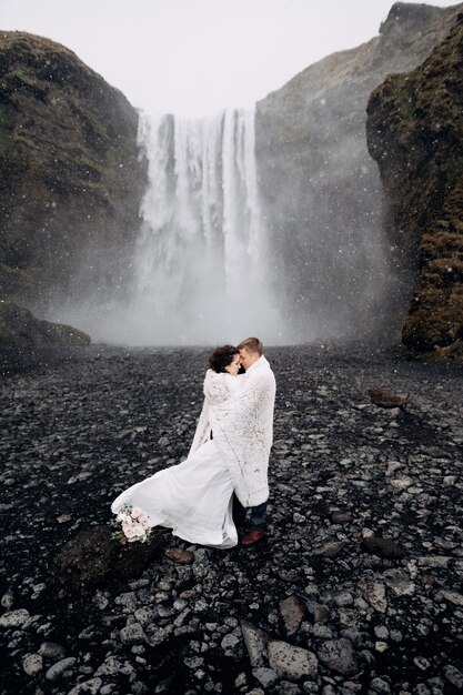 Pareja De Novios Cerca De La Cascada Skogafoss La Novia Y El Novio