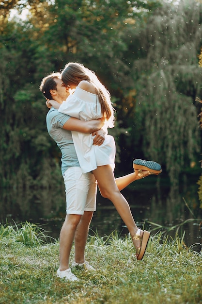 Pareja En Un Parque Foto Gratis 