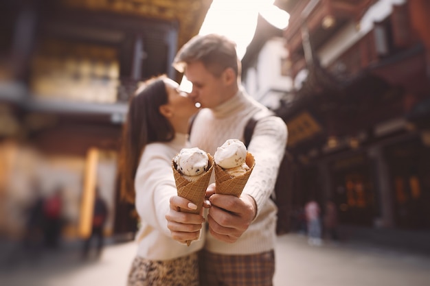 Imagenes De Parejas Comiendo Helado Pareja De Recien Casados Comiendo Helado De Un Cono En Una