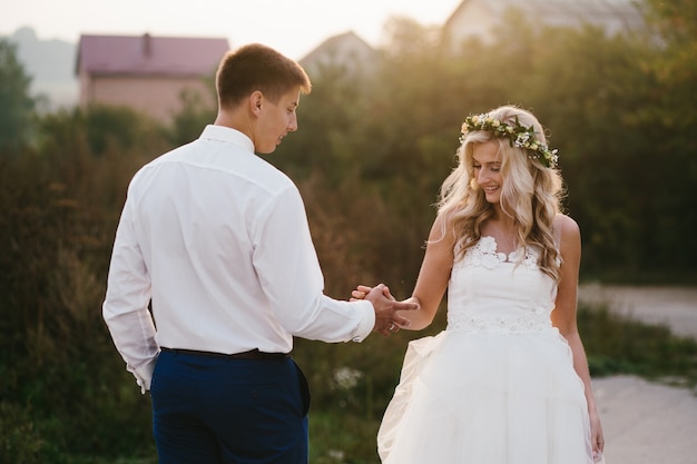 Pareja De Recién Casados Jóvenes Cogiéndose De La Mano Foto Gratis 0745