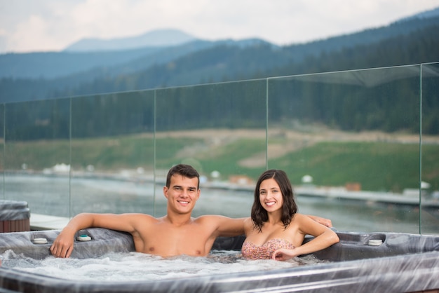 Pareja Relajante Disfrutando Jacuzzi Jacuzzi Baño De Burbujas Foto Premium