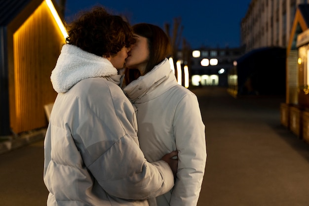 Pareja Romántica Abrazándose Mientras Está Al Aire Libre Por La Noche Foto Gratis 