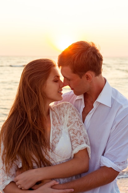 Pareja Romantica Besandose En La Playa Foto Premium