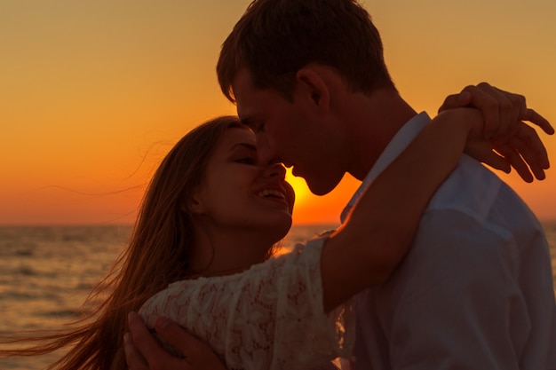 Pareja Romantica Besandose En La Playa Foto Premium