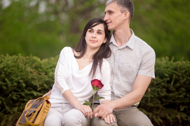 Pareja Romantica Pasando La Tarde Juntos Foto Gratis