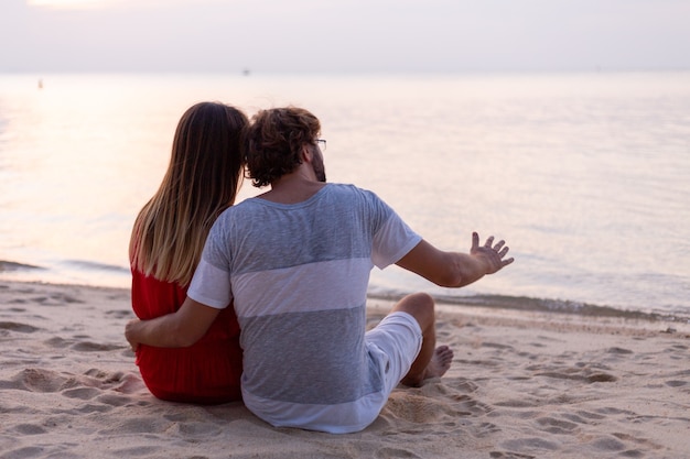 Pareja Rom Ntica En La Playa Al Atardecer Foto Gratis