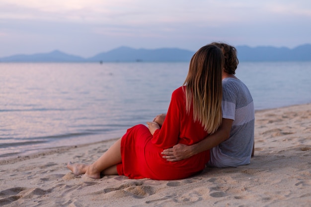 Pareja Rom Ntica En La Playa Al Atardecer Foto Gratis