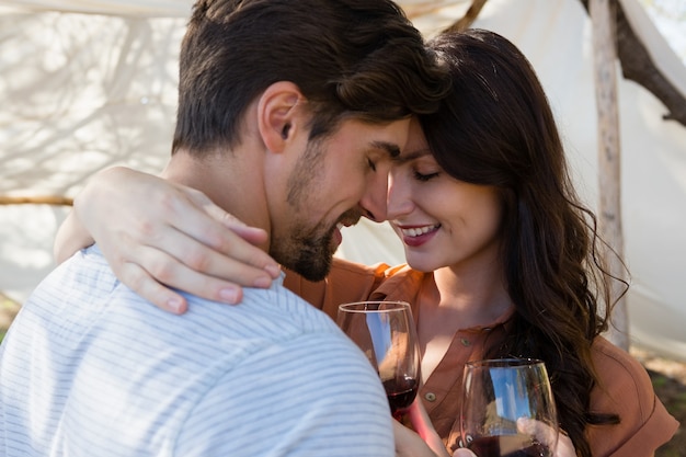 Pareja Romantica Tomando Vino Foto Gratis