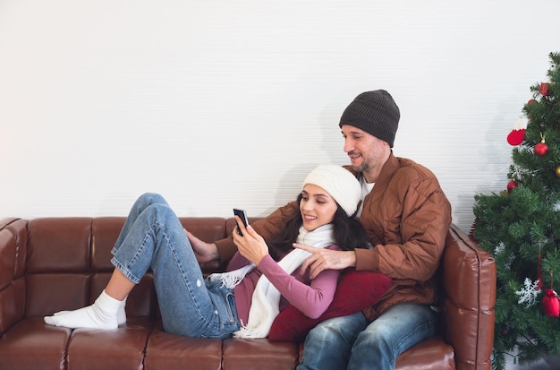 Pareja Sonriente Divirtiéndose Con Smartphone Tomando Selfie En Casa Mujer Feliz Relajándose En