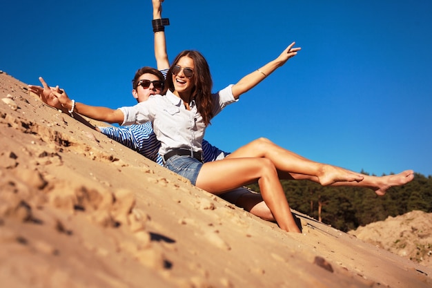 Pareja Sonriente Divirti Ndose Y Poniendo Las Manos En El Aire En La Playa Descargar Fotos Gratis