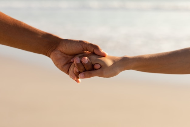 Pareja Tomados De La Mano En La Playa Foto Gratis 