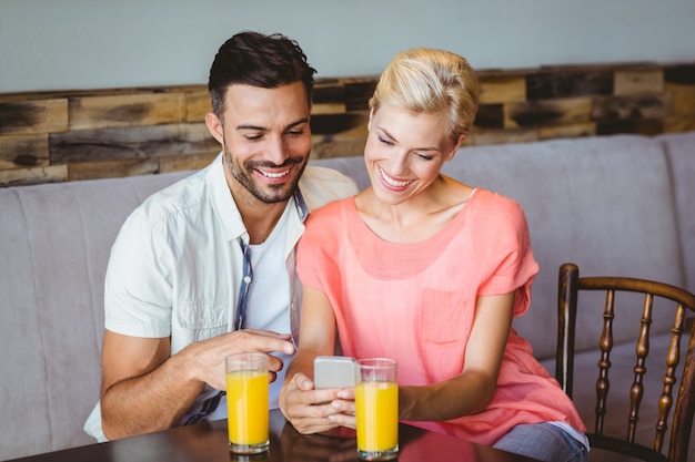 Pareja tomando un vaso de jugo | Foto Premium