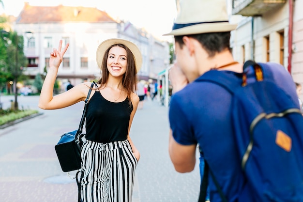 Pareja De Turistas Haciendo Foto En Ciudad Foto Gratis 3827