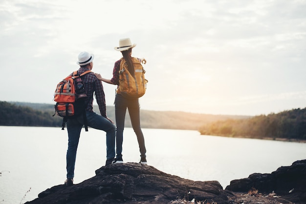 Pareja de turistas con mochilas en montaña Foto gratis