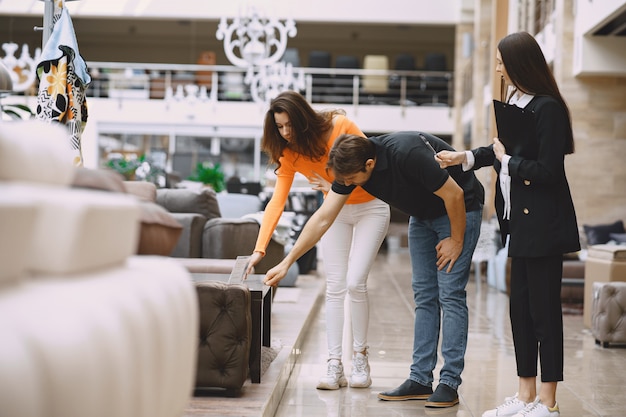 Pareja Con Vendedor En Tienda De Muebles Foto Gratis 2178