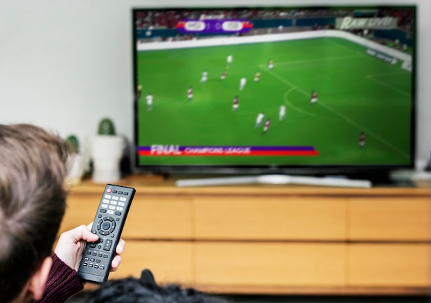 Pareja Viendo Un Partido De Fútbol En La Televisión Foto Premium 