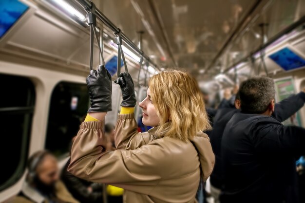 pasajeros-dentro-del-vag-n-de-metro-rush-hour-crush-foto-premium