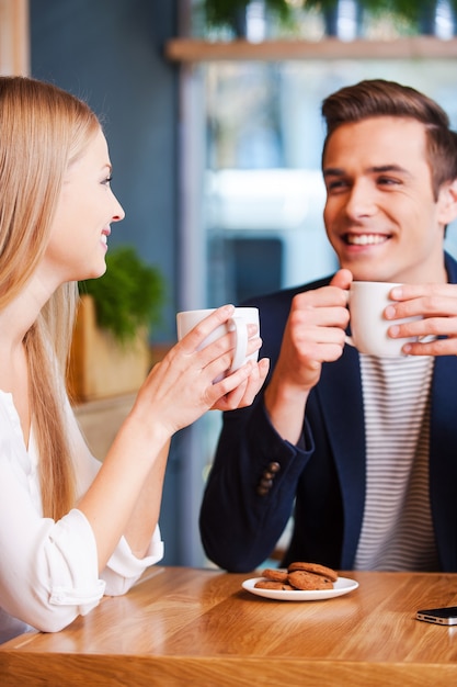 Pasando Un Buen Rato Juntos Hermosa Joven Pareja Hablando Entre Sí Y Sonriendo Mientras 2924