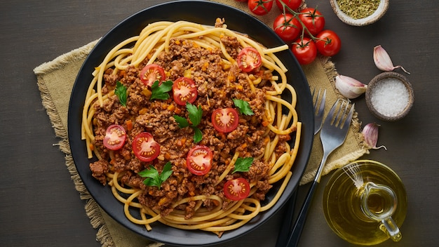 Pasta bucatini boloñesa con carne picada y tomates Foto Premium