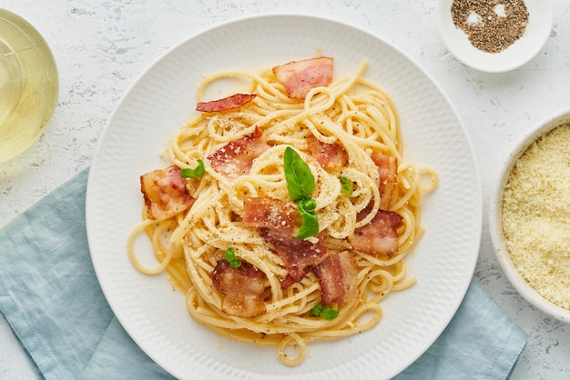 Pasta carbonara. espaguetis con panceta, huevo, queso parmesano y salsa de crema | Foto Premium