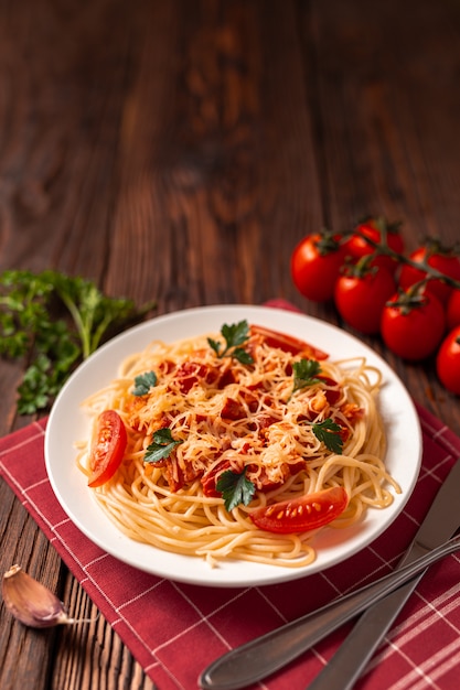 Pasta A La Carbonara Con Salsa De Tomate Y Carne Picada Queso