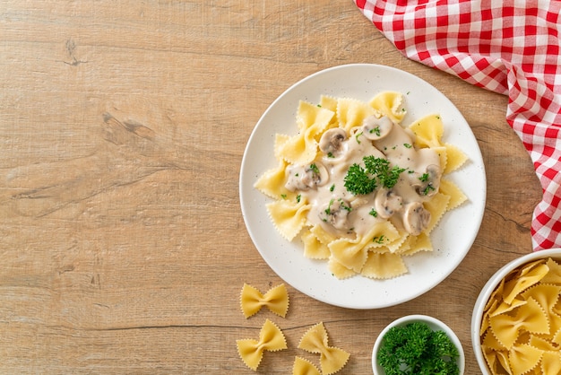 Pasta Farfalle Con Salsa De Crema Blanca De Champi Ones Estilo De