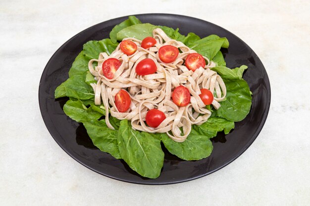 Pasta Integral Con Hojas Verdes De R Cula Y Tomate Cherry Sobre Placa