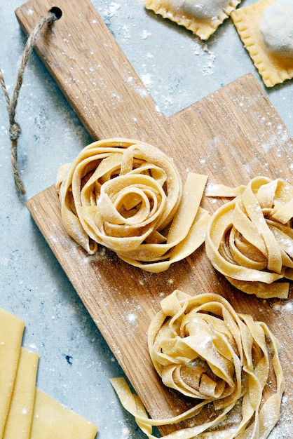 Pasta Italiana Casera, Ravioles, Fettuccine, Tagliatelle Sobre Una ...