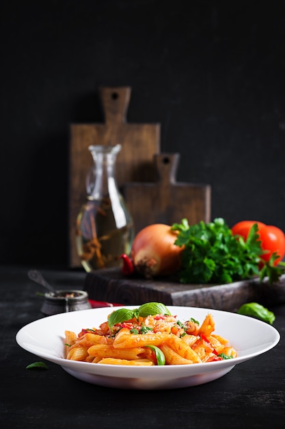 Pasta Italiana Clásica Penne Alla Arrabiata Con Albahaca Y Queso Parmesano Recién Rallado En 7674