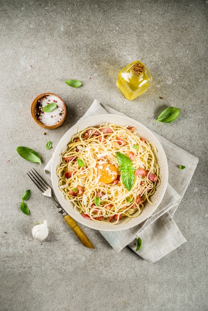 Pasta Italiana Tradicional Spaghetti Carbonara Con Tocino Salsa Cremosa Queso Parmesano Yema 8534