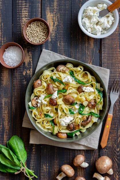 Pasta Linguini Con Champiñones Queso Blanco Espinacas Y Ajo Alimentación Saludable Comida 8882