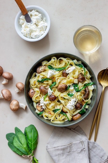 Pasta Linguini Con Champiñones Queso Blanco Espinacas Y Ajo Alimentación Saludable Comida 9840