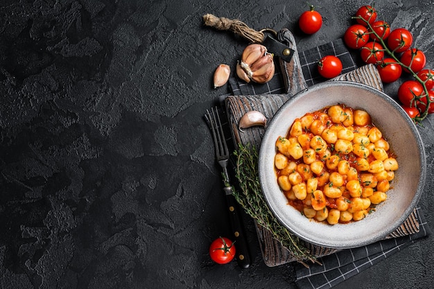 Pasta De Oquis De Patata Con Salsa De Tomate Y Tomillo Fondo Negro