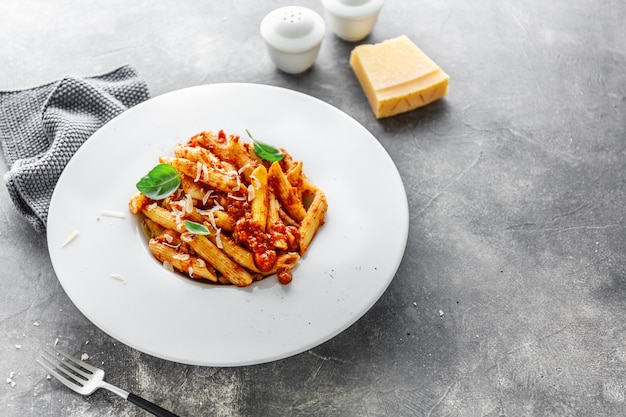 Pasta penne boloñesa servida en plato Foto gratis