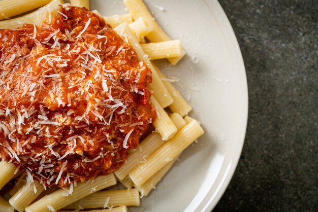 Pasta Rigatoni Con Salsa Bolo Esa De Cerdo Estilo Italiano Foto Premium