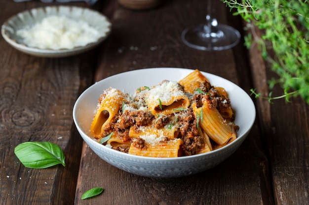 Pasta Rigatoni Con Salsa Bolo Esa Rag Parmesano Y Albahaca Foto Premium