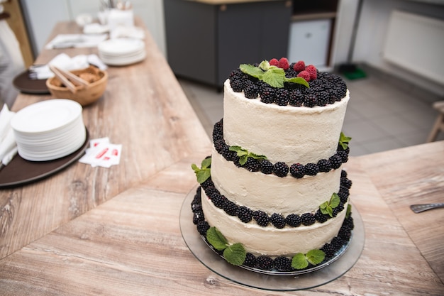 Pastel De Bodas Desnudo Decorado Con Frutos Rojos Y Una Capa De Az Car