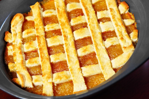 Un Pastel De Manzana Casero En Una Lata Foto Premium