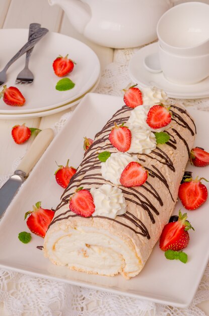 Pastel de merengue en rollo pavlova con crema batida, fresas ...