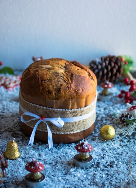 Pastel de navidad de panettone de chocolate italiano con adornos de ...