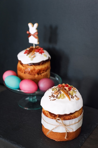 Pastel De Pascua Y Huevos Pintados Composici N De Pascua Con Pan Dulce