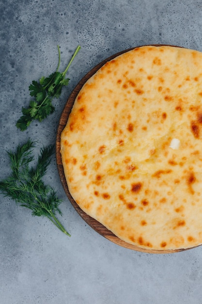 Pastel En Rodajas Con Queso Sobre Una Tabla De Madera Sobre Fondo Gris